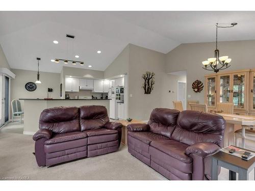 888 Ringstead Street, Kingston, ON - Indoor Photo Showing Living Room