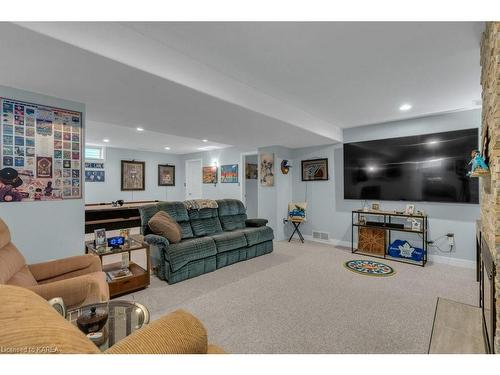 888 Ringstead Street, Kingston, ON - Indoor Photo Showing Living Room