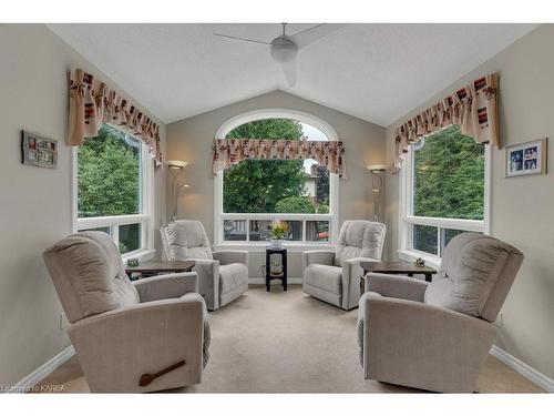 888 Ringstead Street, Kingston, ON - Indoor Photo Showing Living Room