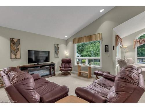 888 Ringstead Street, Kingston, ON - Indoor Photo Showing Living Room