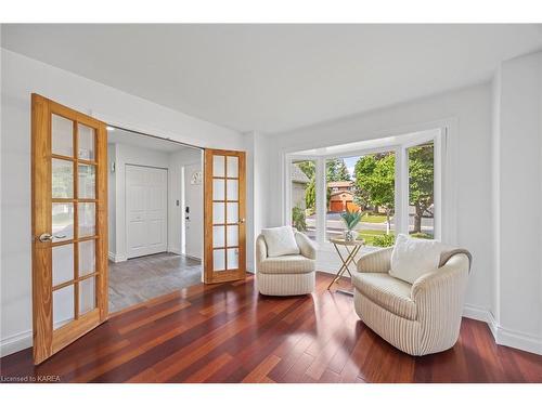 917 Ambleside Crescent, Kingston, ON - Indoor Photo Showing Living Room