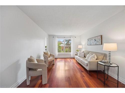 917 Ambleside Crescent, Kingston, ON - Indoor Photo Showing Living Room