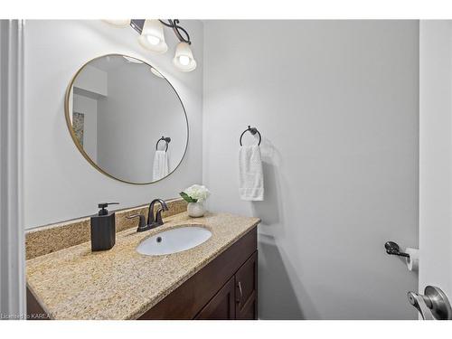 917 Ambleside Crescent, Kingston, ON - Indoor Photo Showing Bathroom