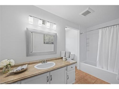 917 Ambleside Crescent, Kingston, ON - Indoor Photo Showing Bathroom