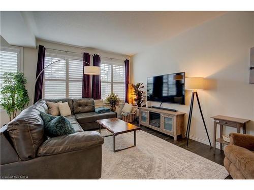 716 Newmarket Lane Lane, Kingston, ON - Indoor Photo Showing Living Room