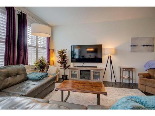 716 Newmarket Lane Lane, Kingston, ON - Indoor Photo Showing Living Room