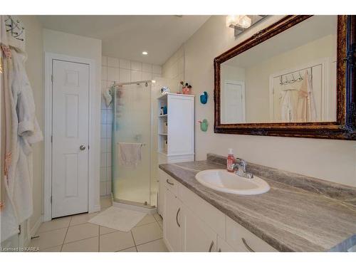 716 Newmarket Lane Lane, Kingston, ON - Indoor Photo Showing Bathroom