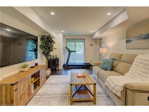 716 Newmarket Lane Lane, Kingston, ON - Indoor Photo Showing Living Room