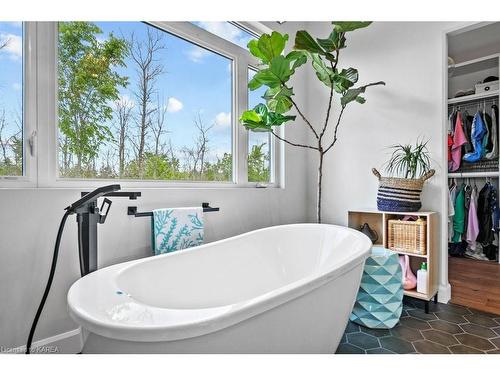 962 Irish Road, Odessa, ON - Indoor Photo Showing Bathroom