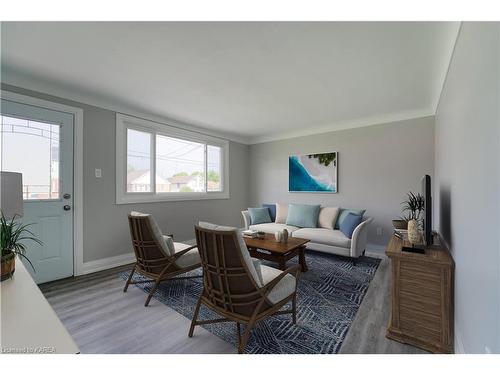 1-103 Day Street, Kingston, ON - Indoor Photo Showing Living Room