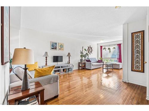 2166 Swanfield Street, Kingston, ON - Indoor Photo Showing Living Room