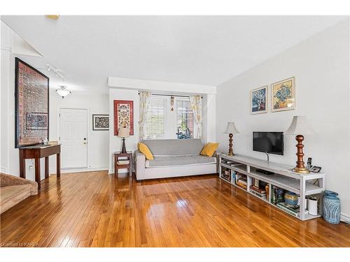 2166 Swanfield Street, Kingston, ON - Indoor Photo Showing Living Room