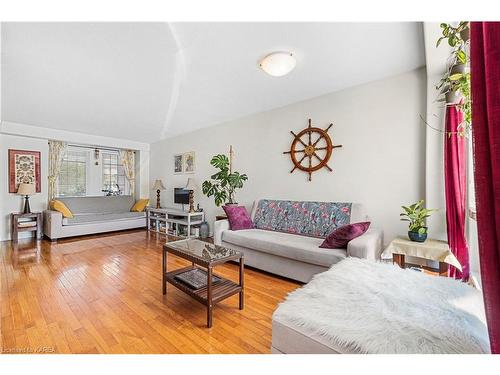 2166 Swanfield Street, Kingston, ON - Indoor Photo Showing Living Room