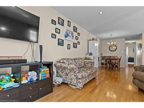 1289 Birchwood Drive, Kingston, ON - Indoor Photo Showing Living Room