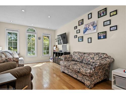 1289 Birchwood Drive, Kingston, ON - Indoor Photo Showing Living Room