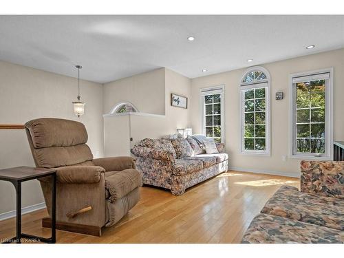 1289 Birchwood Drive, Kingston, ON - Indoor Photo Showing Living Room