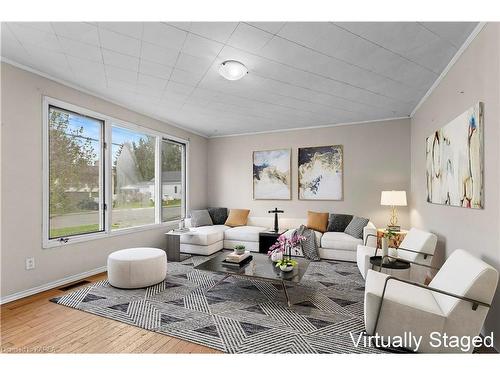 135 Elm Street, Gananoque, ON - Indoor Photo Showing Living Room