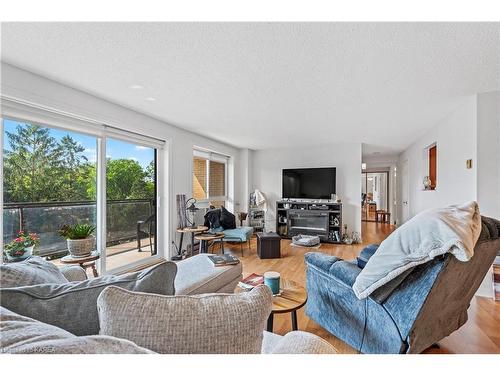 304-257 Bath Road, Kingston, ON - Indoor Photo Showing Living Room