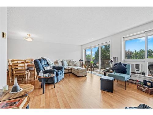 304-257 Bath Road, Kingston, ON - Indoor Photo Showing Living Room