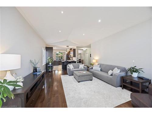 1231 Lisbon Place, Kingston, ON - Indoor Photo Showing Living Room