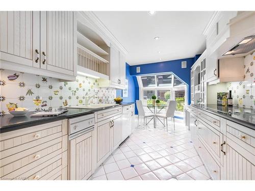 5-111 Echo Drive, Ottawa, ON - Indoor Photo Showing Kitchen With Upgraded Kitchen