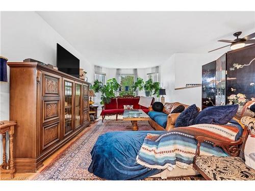 1220 Cyprus Road, Kingston, ON - Indoor Photo Showing Living Room