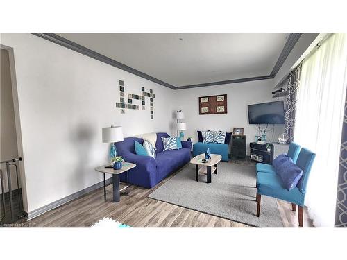 180 Hawthorne Avenue, Kingston, ON - Indoor Photo Showing Living Room