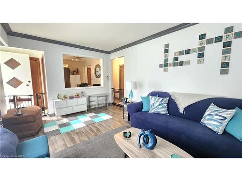 180 Hawthorne Avenue, Kingston, ON - Indoor Photo Showing Living Room