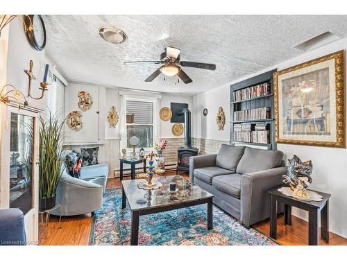 176 Garden Street, Gananoque, ON - Indoor Photo Showing Living Room