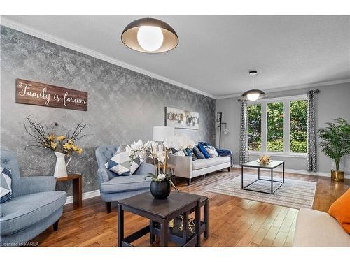 886 Lombardy Street, Kingston, ON - Indoor Photo Showing Living Room