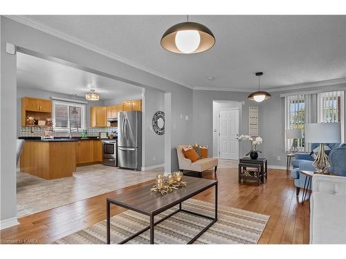 886 Lombardy Street, Kingston, ON - Indoor Photo Showing Living Room