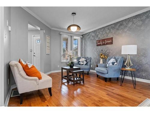 886 Lombardy Street, Kingston, ON - Indoor Photo Showing Living Room