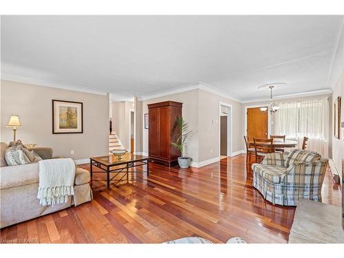 721 Centre Street, Kingston, ON - Indoor Photo Showing Living Room