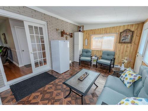 297 Donell Court, Kingston, ON - Indoor Photo Showing Living Room