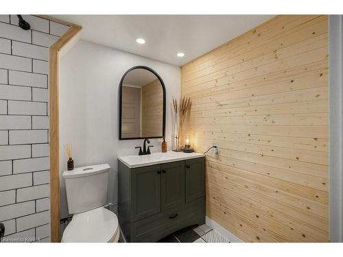 11 Raglan Road, Kingston, ON - Indoor Photo Showing Bathroom