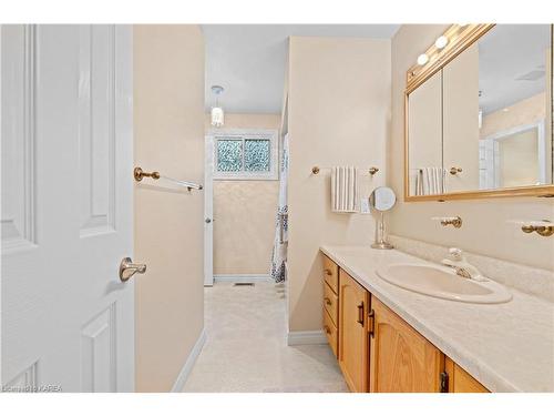 935 Pembridge Crescent, Kingston, ON - Indoor Photo Showing Bathroom