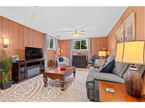 935 Pembridge Crescent, Kingston, ON - Indoor Photo Showing Living Room