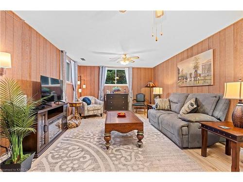 935 Pembridge Crescent, Kingston, ON - Indoor Photo Showing Living Room