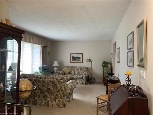 832 Allum Avenue, Kingston, ON - Indoor Photo Showing Living Room