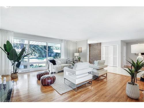 273 Roger Road, Ottawa, ON - Indoor Photo Showing Living Room