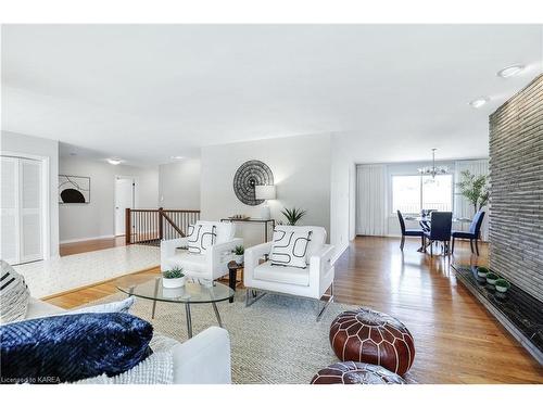 273 Roger Road, Ottawa, ON - Indoor Photo Showing Living Room