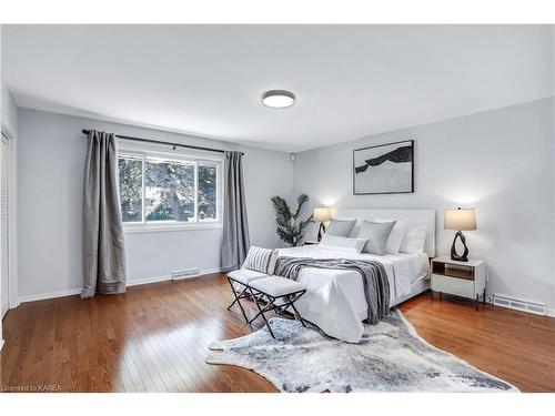 273 Roger Road, Ottawa, ON - Indoor Photo Showing Bedroom