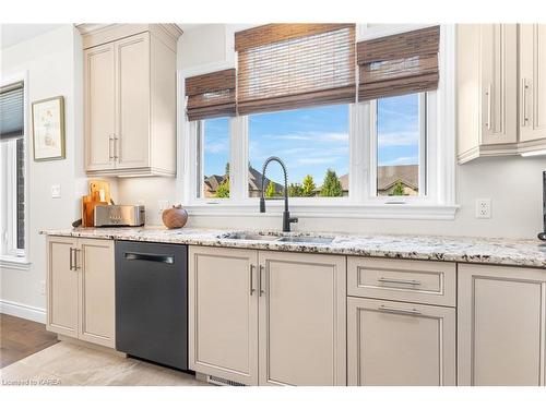 189 Pauline Tom Avenue, Kingston, ON - Indoor Photo Showing Kitchen With Upgraded Kitchen