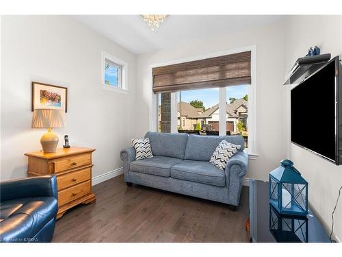 189 Pauline Tom Avenue, Kingston, ON - Indoor Photo Showing Living Room