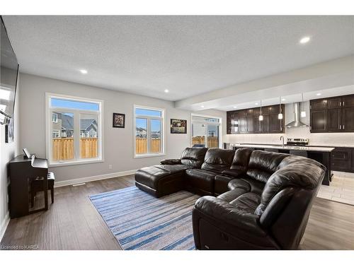 815 Riverview Way, Kingston, ON - Indoor Photo Showing Living Room