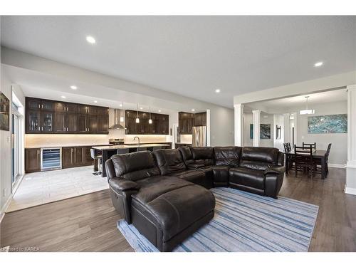 815 Riverview Way, Kingston, ON - Indoor Photo Showing Living Room