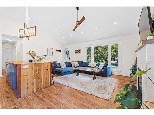 329 Arrowhead Place, Kingston, ON - Indoor Photo Showing Living Room