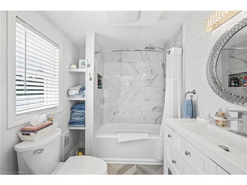 372 Dundas Street W, Napanee, ON - Indoor Photo Showing Bathroom