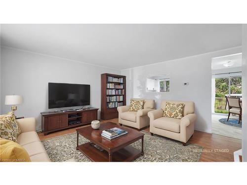 930 Oakview Avenue, Kingston, ON - Indoor Photo Showing Living Room