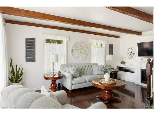 4068 County Road 29, Elizabethtown, ON - Indoor Photo Showing Living Room